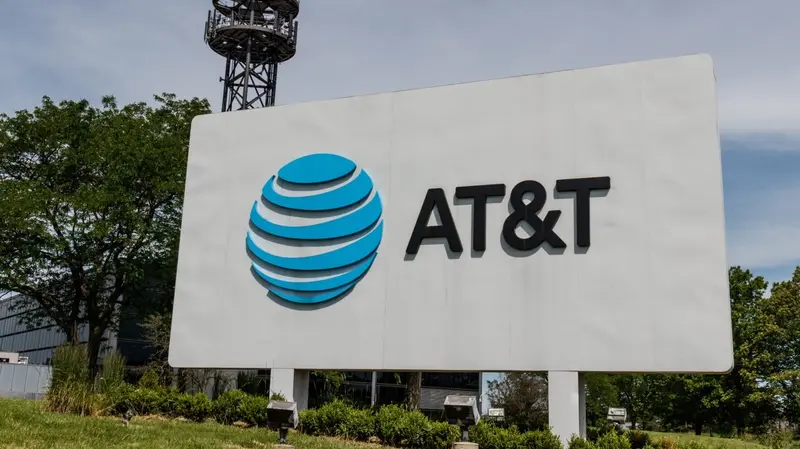 Analyzing AT&T Stock: Bullish and Bearish Perspectives