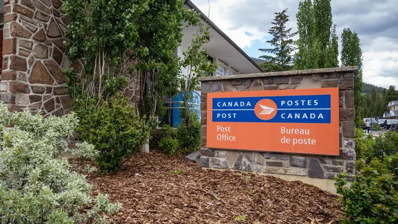 Canada Post Reports Significant Pre-Tax Loss of $1.1 Billion