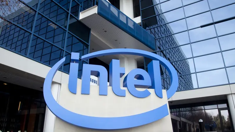 Stifel Raises Intel's Price Target: Is a Comeback on the Horizon?