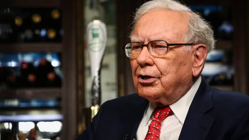 Warren Buffett Sells 77% of Amazon Shares to Invest in Rising Media Stock